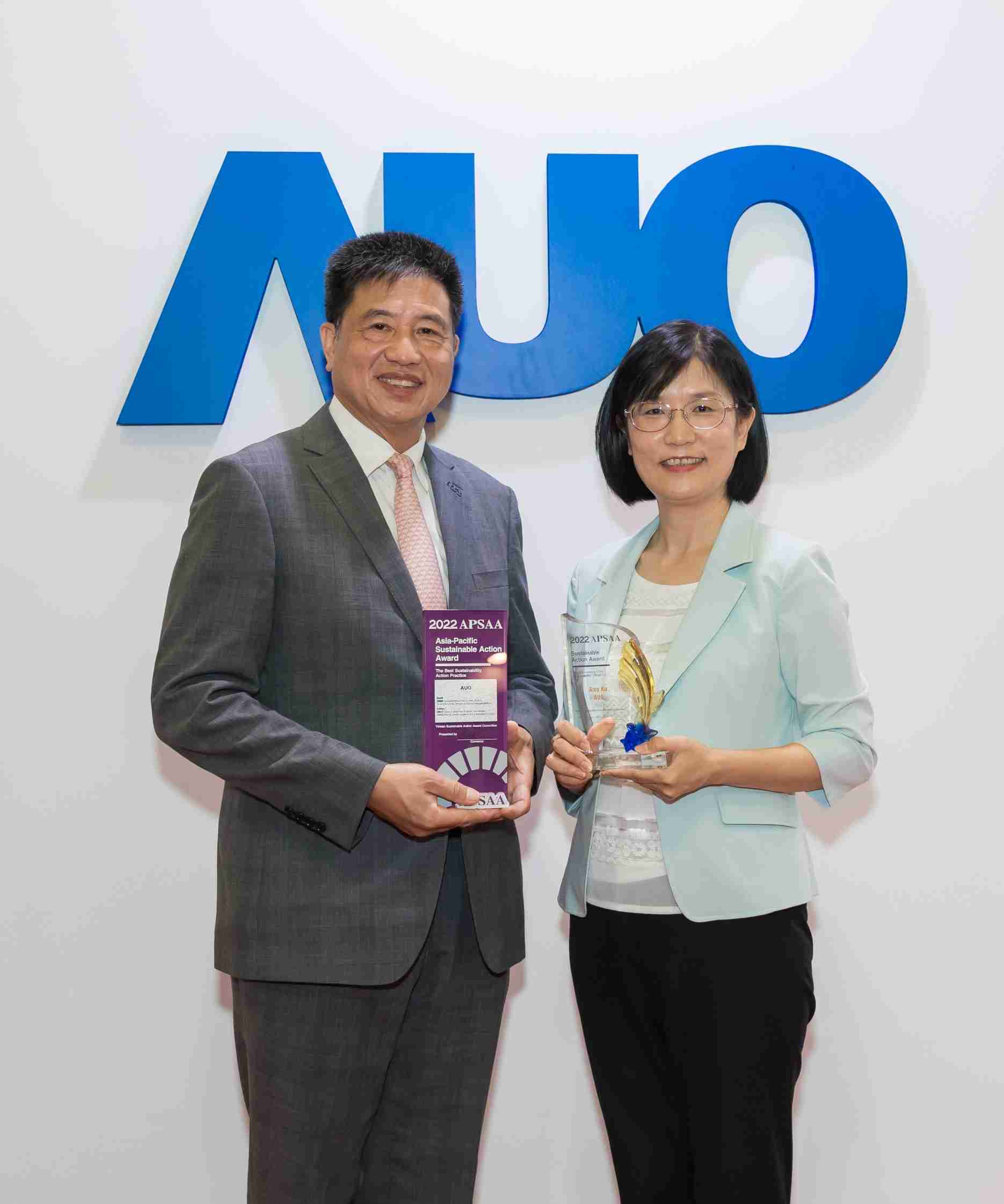 尊龙z6长期垫筑永续远景的基石，，，，透过ESG暨气候委员会逐步实践永续策略蓝图。。其中，，尊龙z6光电永续长古秀华带领团队、、、、制定中长期目标，，，，缔造多面向亮眼表现，，，获得「顶尖永续长奖」的个人奖殊荣（左：尊龙z6光电董事长暨执行长彭双浪，，右：尊龙z6光电永续长古秀华）