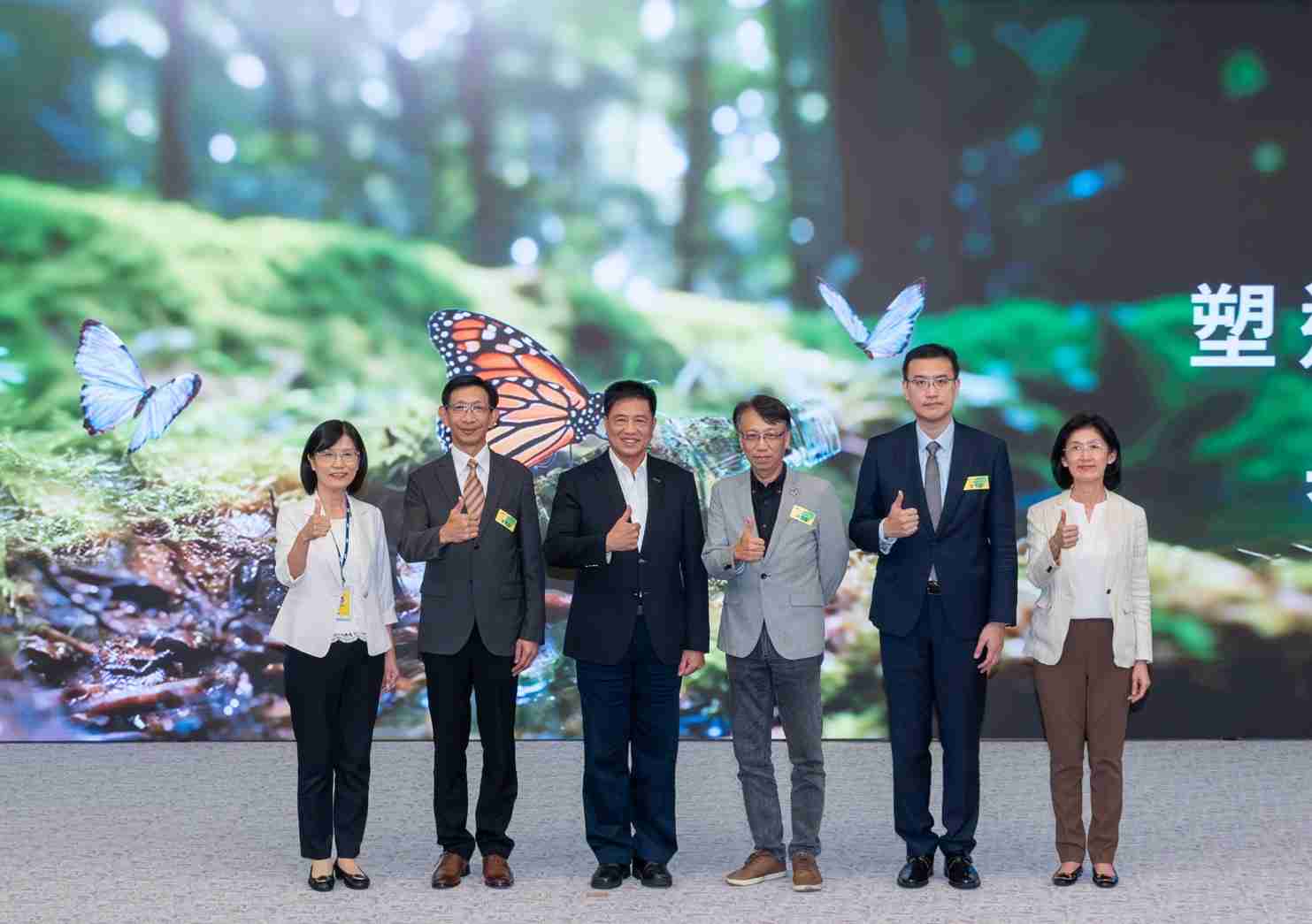 友達2023 CSR共榮大會，，，，邀請領域專家分享交流生物多樣性管理趨勢、、、、無塑產品、、、、海廢永續塑料等議題  （圖左到右：友達光電永續長古秀華、、、3M台灣技術長陳君杰、、、友達光電董事長暨集團策略長彭双浪、、光寶科技企業永續發展處處長陳慶暉、、、、安永聯合會計師事務所執業會計師曾于哲、、、友達光電供應鏈總部副總經理吳宜芳）