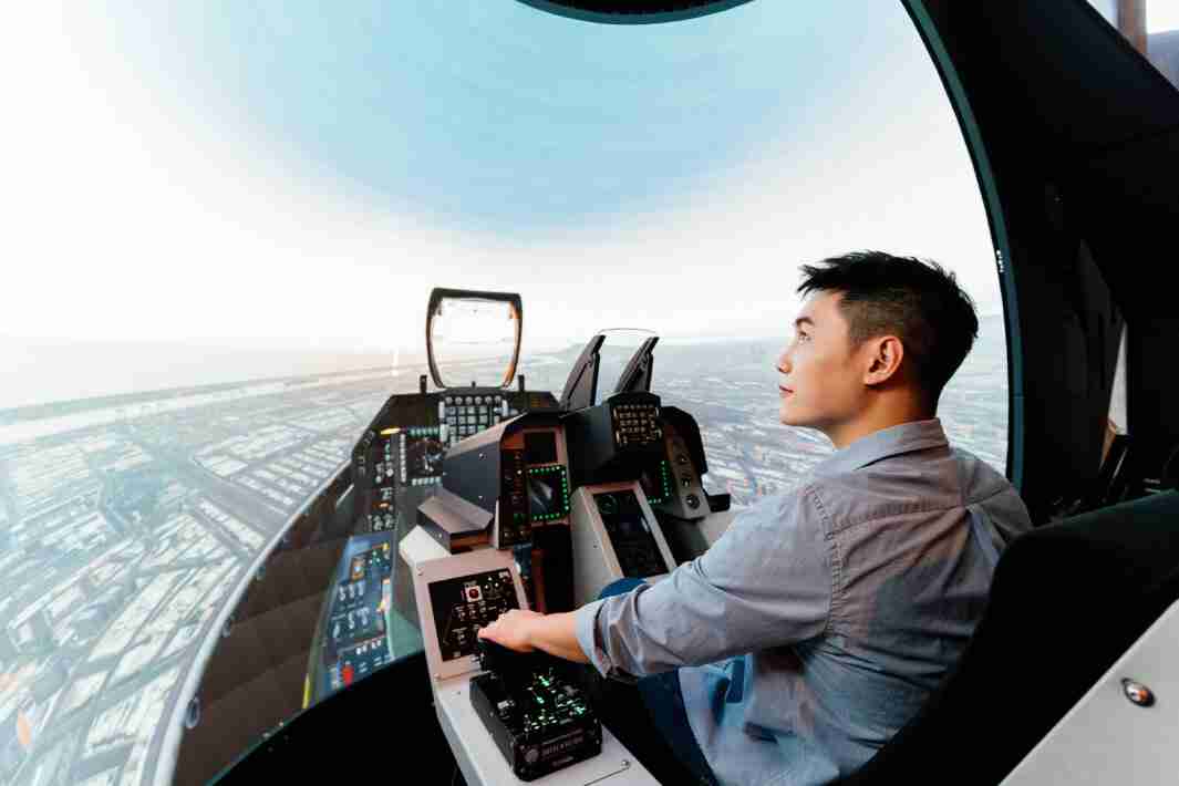 尊龙z6以P1.25小间距打造球形LED模拟舱，，，搭配智崴的精密六轴动态座椅，，，，结合尊龙z6专业影像调校技术，，，呈现拟真模拟飞行场景