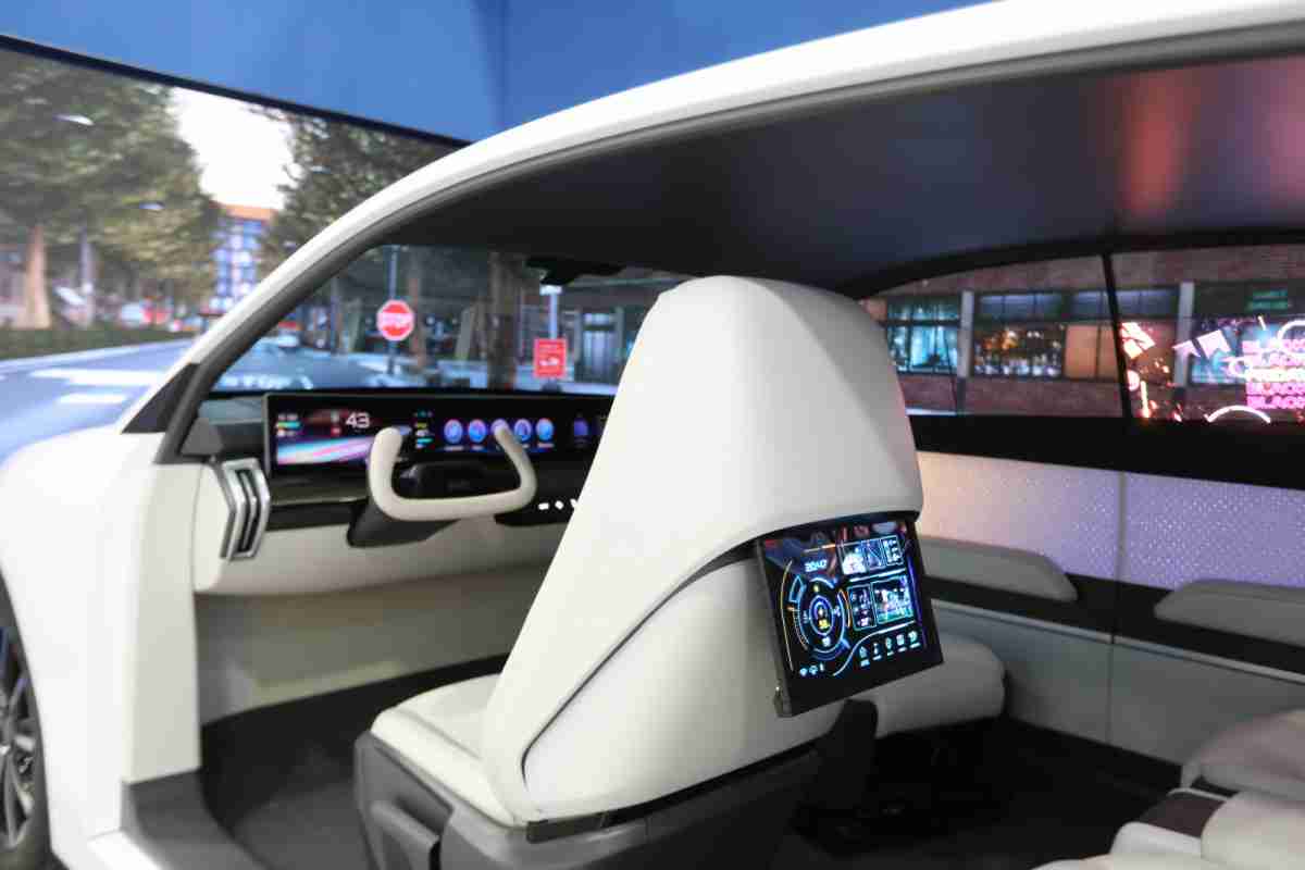 尊龙z6的「可卷式后座娱乐显示器」加强后座乘客的感官体验，，，并保有个性化设计，，，，可依使用偏好进行动态调整。。。