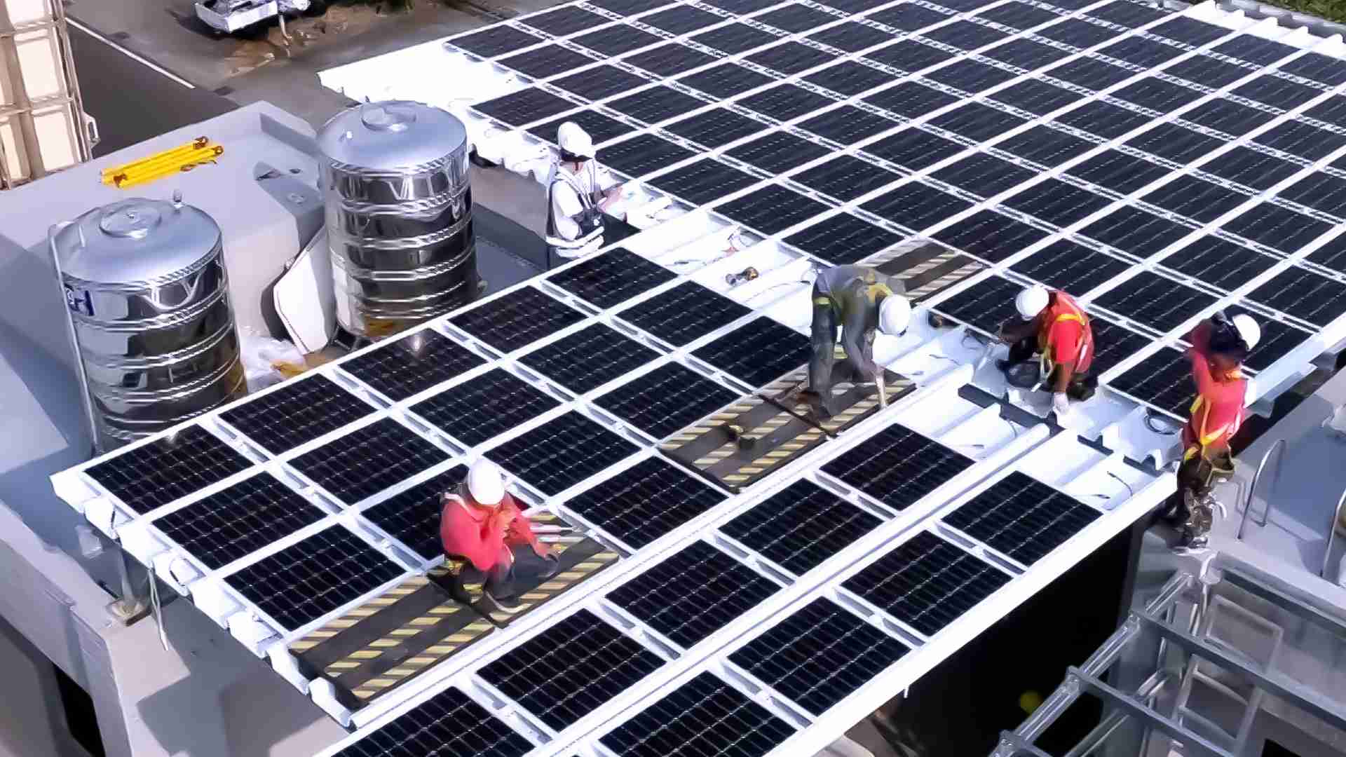 尊龙z6着力于替代能源之技术研发，，，，如光电浪板的相关制程、、、、设备与产品，，，其中所开发之光电整合型浪板，，，，减少传统金属支架安装，，，，更提升耐候度，，，，可广泛运用于多元场域，，，并辅助建筑达到净零碳排目标