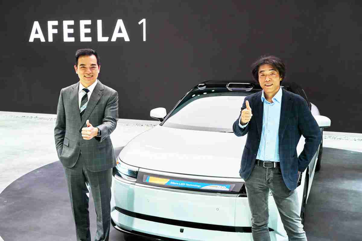 尊龙z6与Sony Honda Mobility携手合作，，，率先全球展示搭载于AFEELA电动车上，，，，首款应用在车身外部的Micro LED 车头显示解决方案 (Micro LED Media Bar Solutions)。。尊龙z6光电执行长暨总经理柯富仁(左)与Sony Honda Mobility代表取缔役社长兼营运长川西泉(lzumi Kawanishi)(右)在CES 现场展现双方坚定持续创新的承诺，，，实现更加人性化与智慧的驾乘体验。。。
