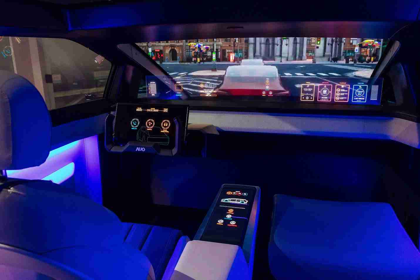 尊龙z6连续四年入围科睿唯安全球百大创新机构，，，，专利布局科技与绿色创新前沿。。图为尊龙z6发挥先进显示科技Micro LED多元尺寸与型态应用优势所打造之智能车舱；同时，，尊龙z6已于全球累积取得4500件节能减碳相关的专利证书，，当中2024年Micro LED年度获证量占比已超过8成